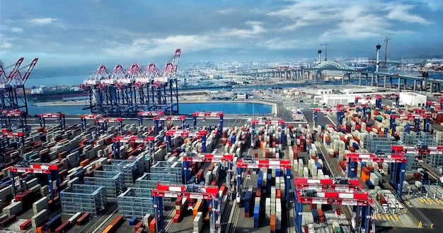 Supply Chain Disruptions: Adapting US Businesses in 2025